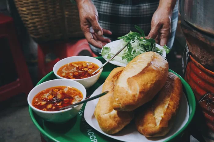 Banh Mi xiu Mai food tour